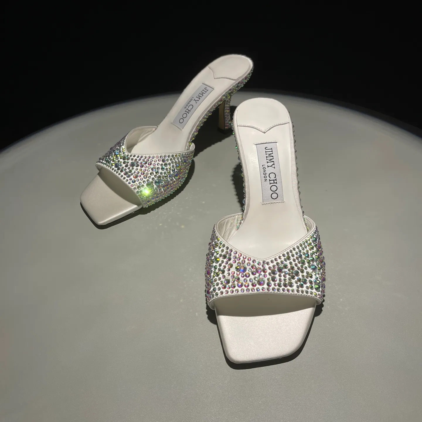 👟👟Ex-factory price 640👟👟 JIMMY CHOO A pair of high heels that can conquer all men👠Easy to wear and versatile, a must-have item for the annual meeting🥂Bilng Bilng is so beautiful that no one can breathe. Material: silk hot diamond gradient champagne color🍸Sheepskin lining Italian leather outsole 2 colors for sale: champagne white Size: 34-40 (41 42 43 (Customized)) Height 7cm, packed at the same time at the counter!
